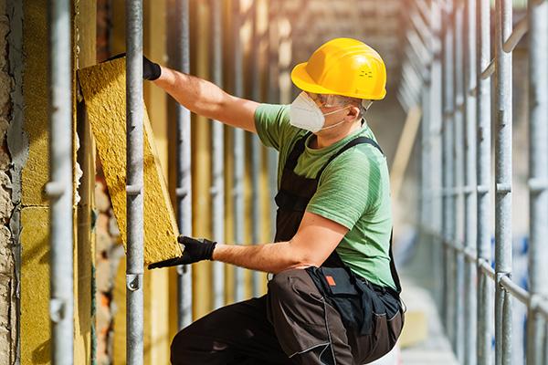 Pose d'isolant sur un chantier de rénovation énergétique
